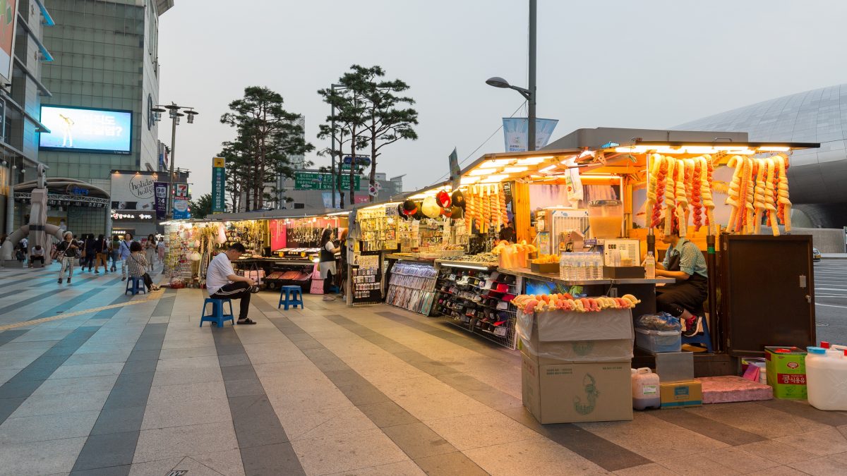 Kuliner Jalanan Terpopuler di Pasar Dongdaemun Seoul: Odeng dan Hot Bar